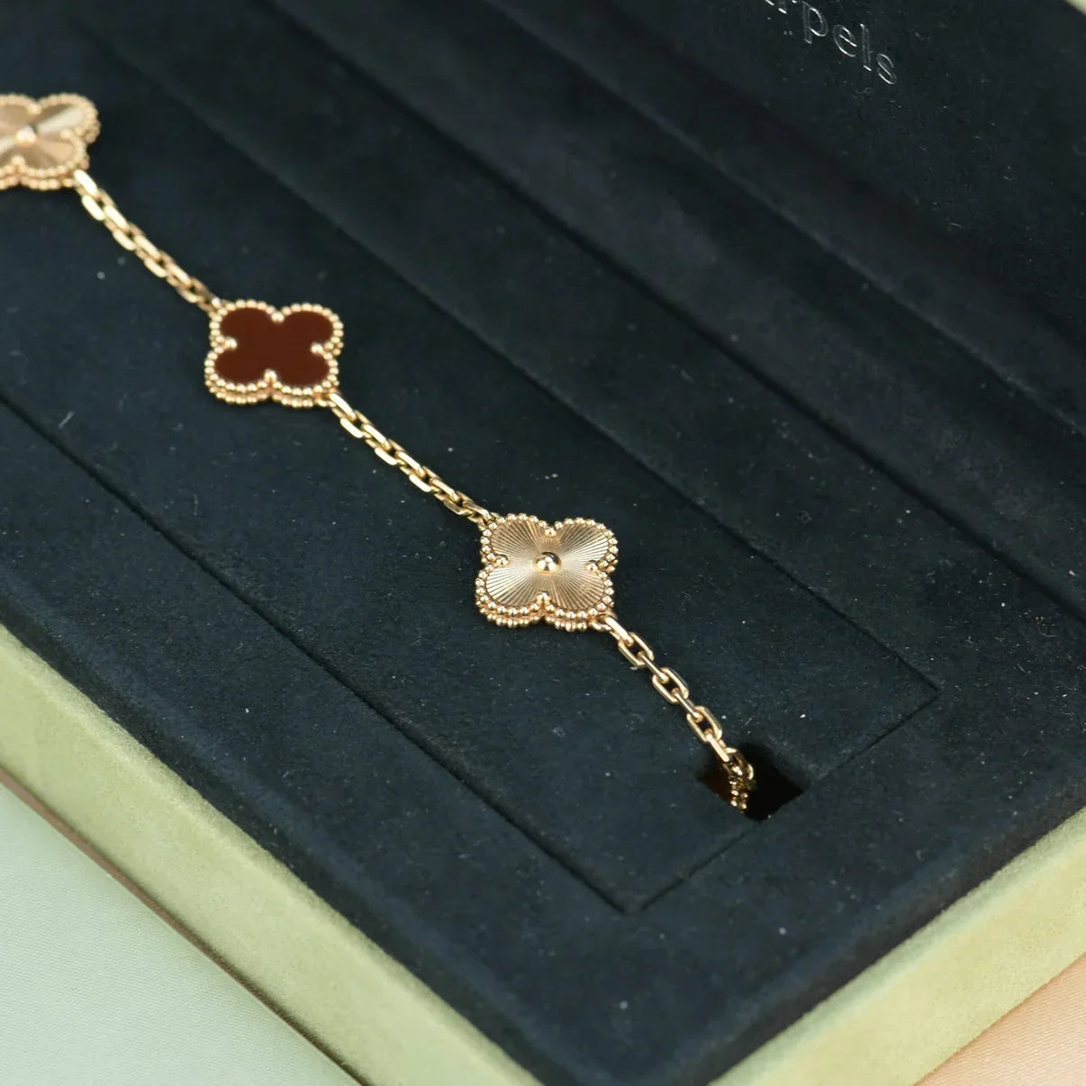 [LUXE JEWELRY] CLOVER 5 MOTIF RED CORNELIAN BRACELET COLLECTION
