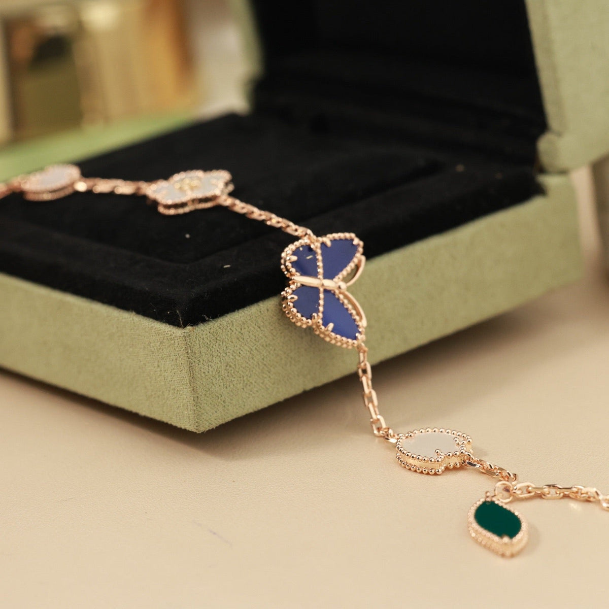 [LUXE JEWELRY] LUCKY SPRING BUTTERFLY 5 MOTIF BRACELET