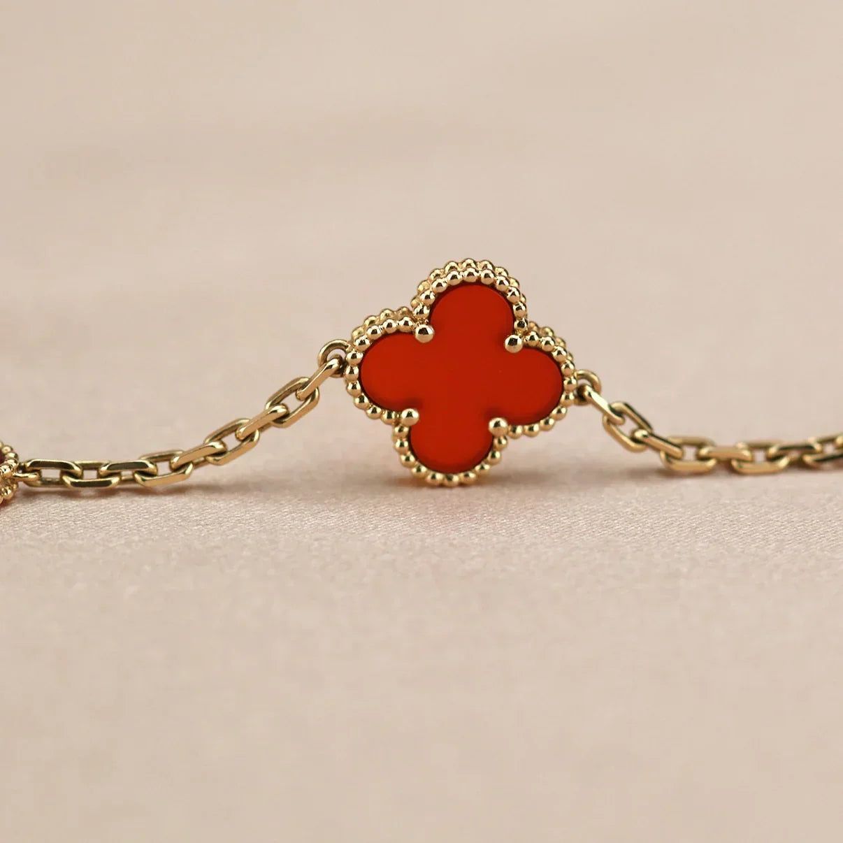 [LUXE JEWELRY] CLOVER 5 MOTIF RED CORNELIAN BRACELET COLLECTION