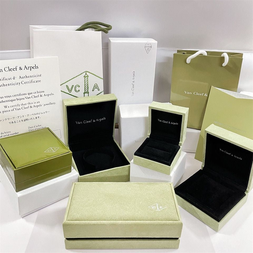 [LUXE] VA CLOVER BOX GIFT BAG