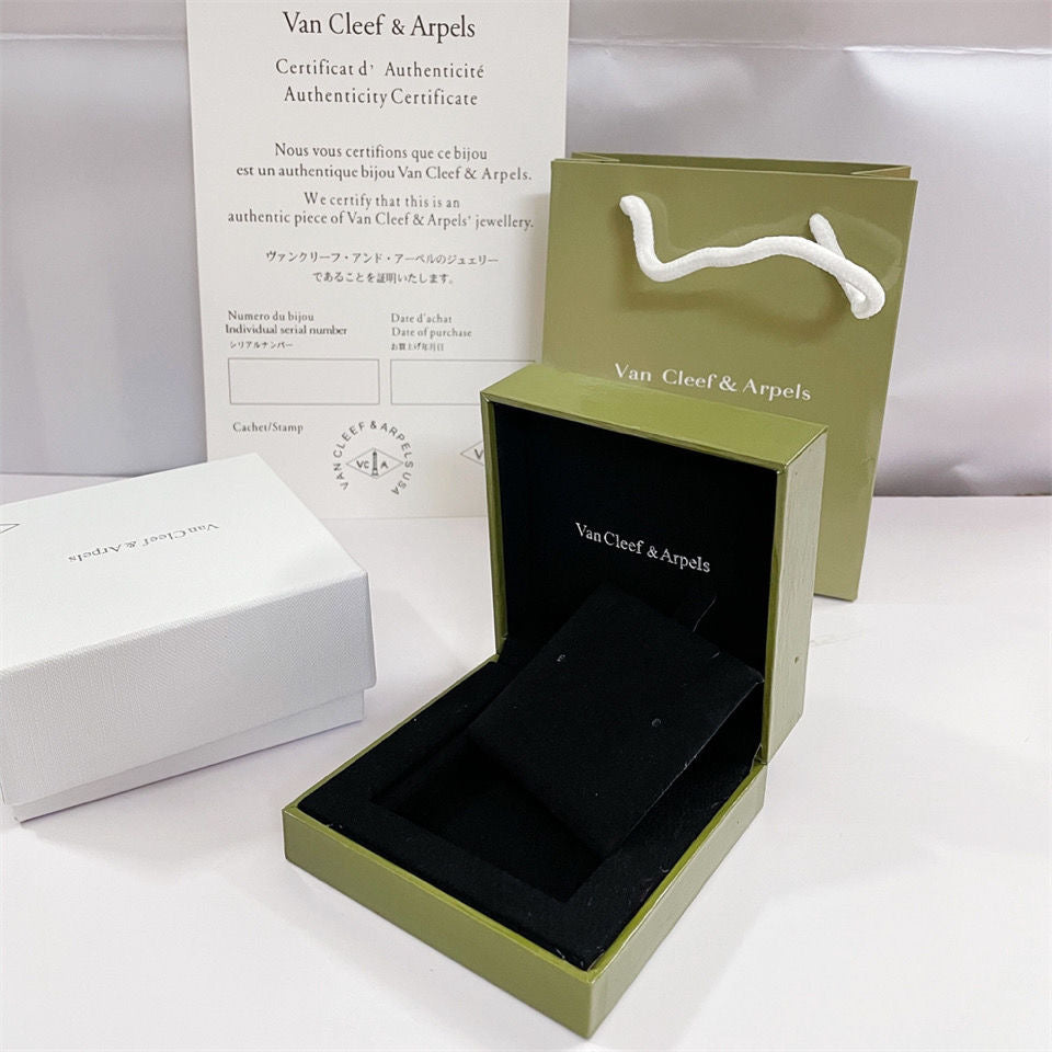 [LUXE] VA CLOVER BOX GIFT BAG