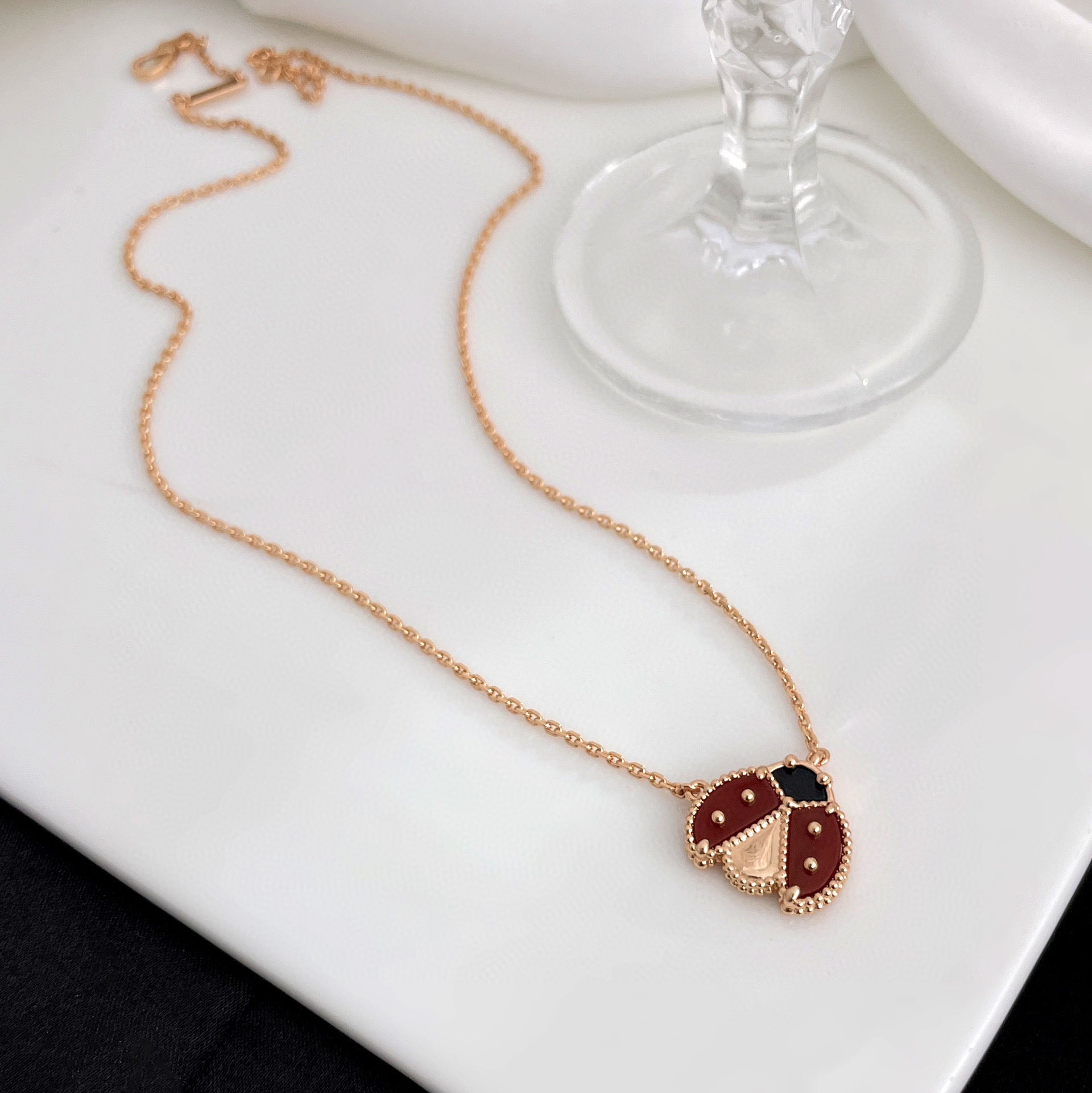 [LUXE JEWELRY]LUCKY  CARNELIANS LADYBUG NECKLACE