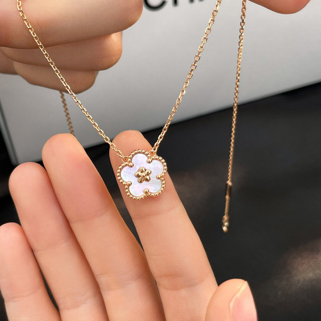 [LUXE JEWELRY]LUCKY  WHITE MOP  PLUM BLOSSOM NECKLACE