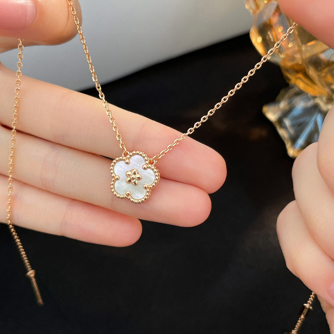 [LUXE JEWELRY]LUCKY  WHITE MOP  PLUM BLOSSOM NECKLACE