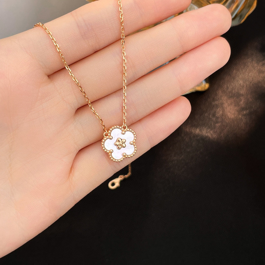 [LUXE JEWELRY]LUCKY  WHITE MOP  PLUM BLOSSOM NECKLACE