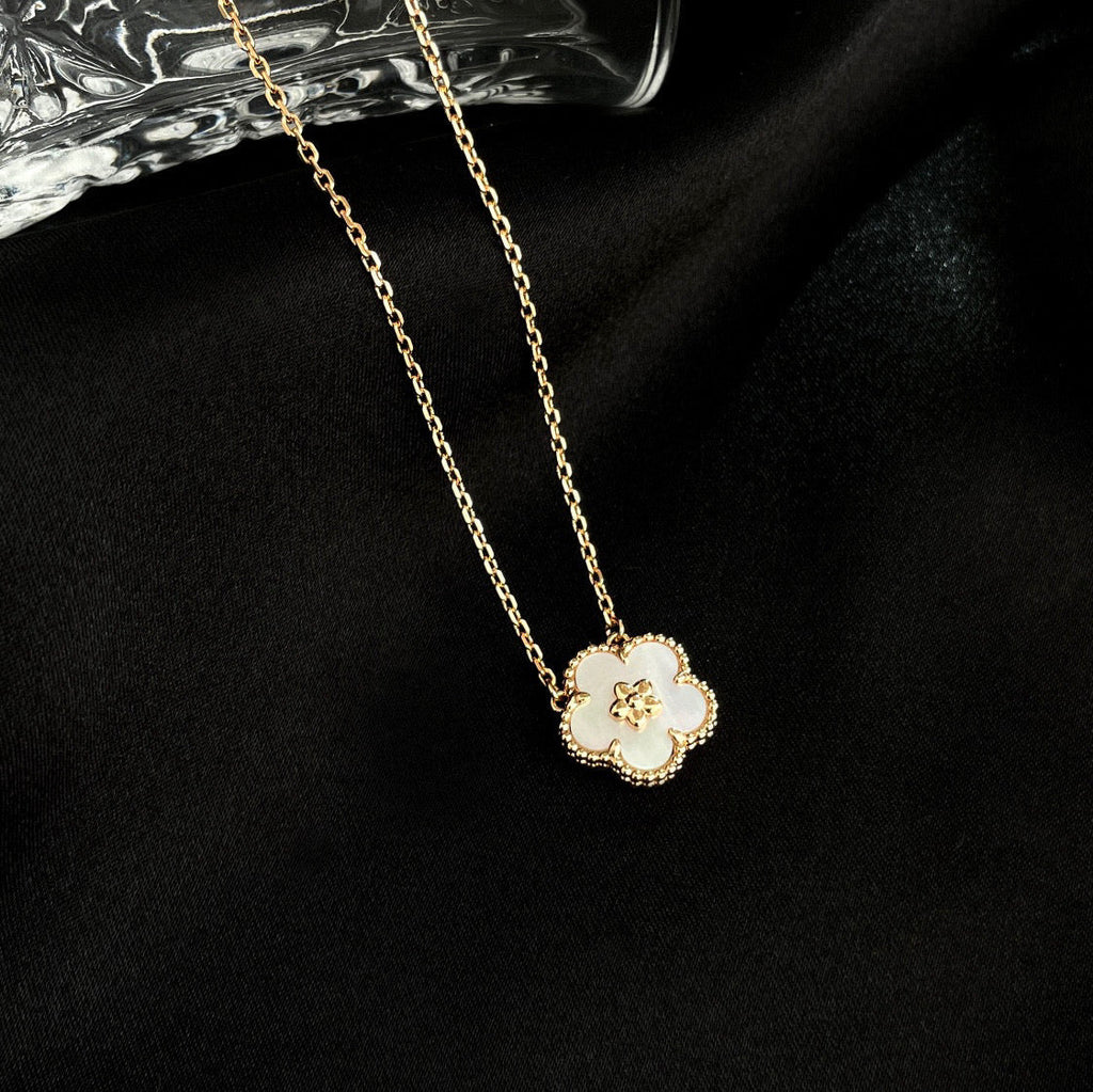 [LUXE JEWELRY]LUCKY  WHITE MOP  PLUM BLOSSOM NECKLACE
