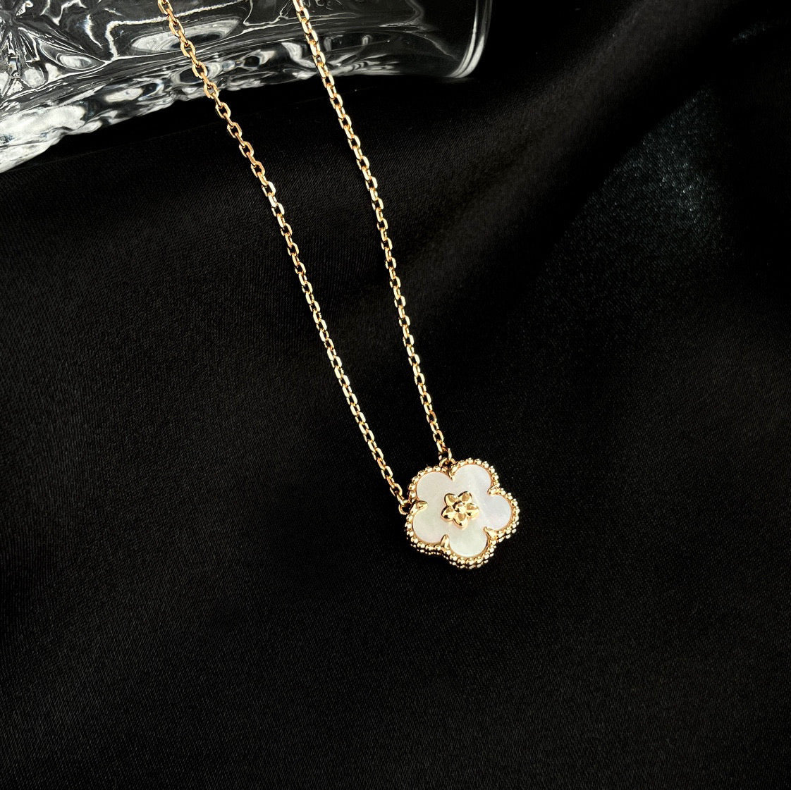 [LUXE JEWELRY]LUCKY  WHITE MOP  PLUM BLOSSOM NECKLACE