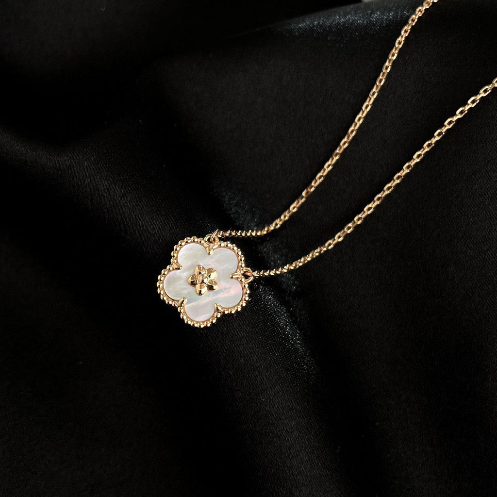 [LUXE JEWELRY]LUCKY  WHITE MOP  PLUM BLOSSOM NECKLACE