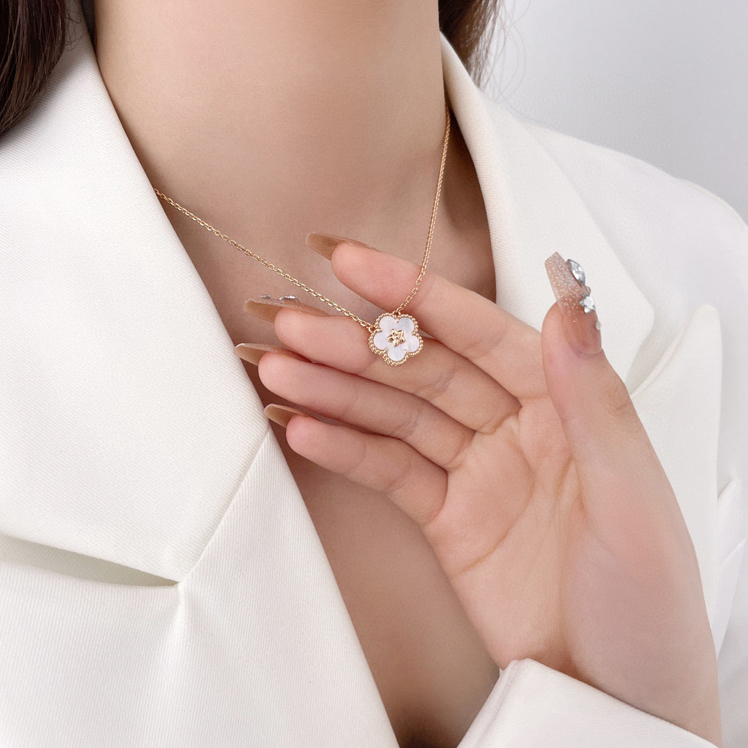 [LUXE JEWELRY]LUCKY  WHITE MOP  PLUM BLOSSOM NECKLACE