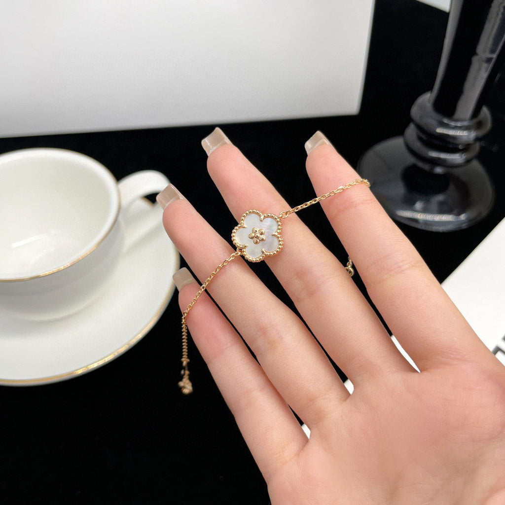 [LUXE JEWELRY]LUCKY  WHITE MOP  PLUM BLOSSOM NECKLACE