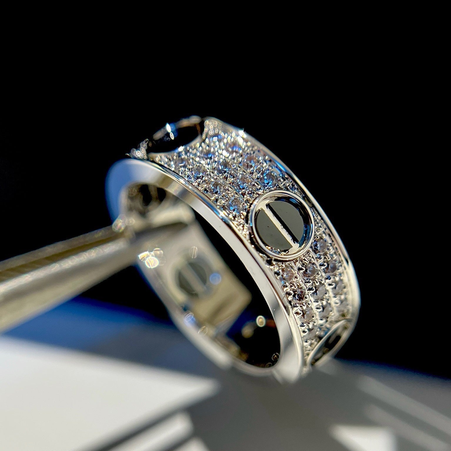 [LUXE JEWELRY] LOVE RING 5.5MM DIAMONDS PAVED CERAMIC