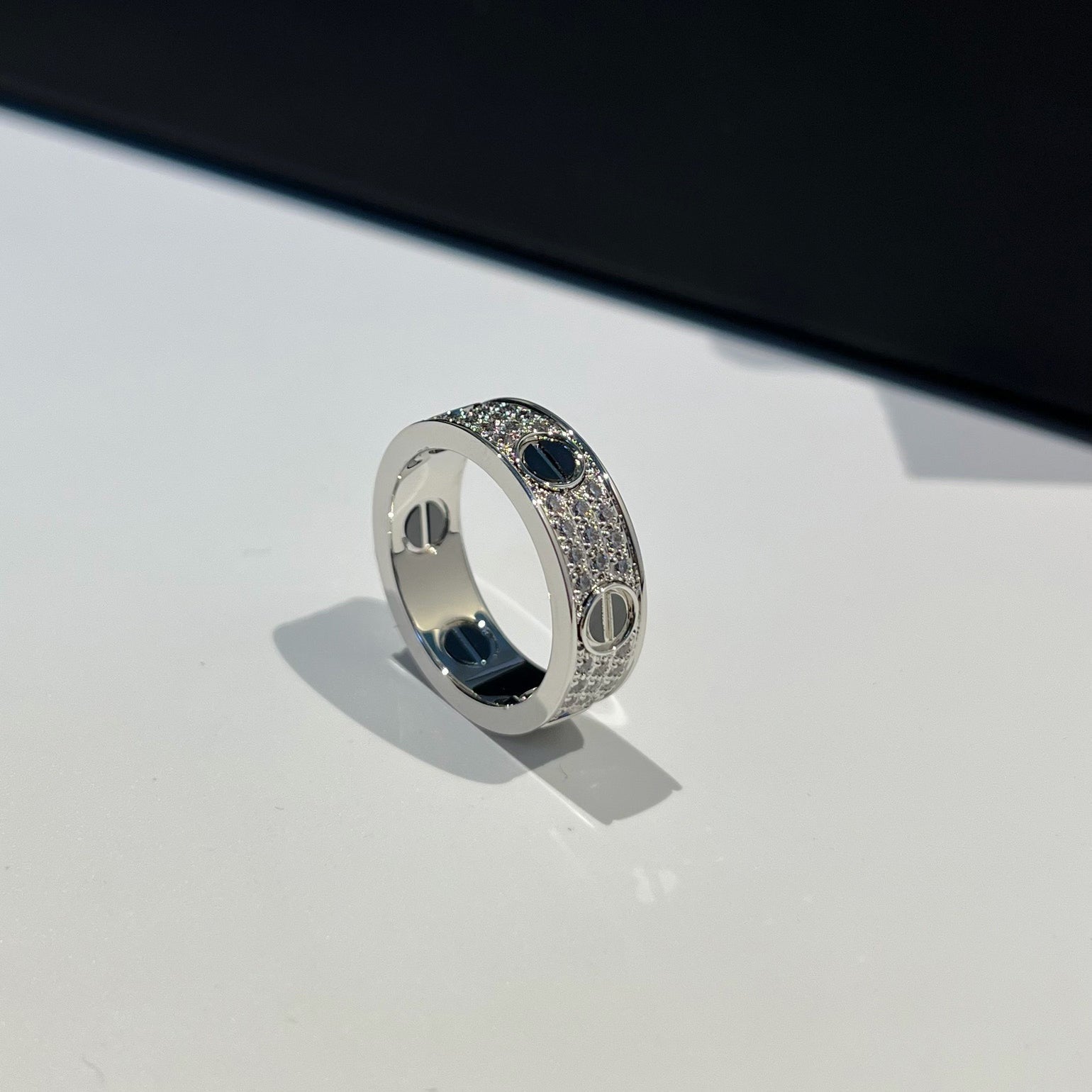 [LUXE JEWELRY] LOVE RING 5.5MM DIAMONDS PAVED CERAMIC