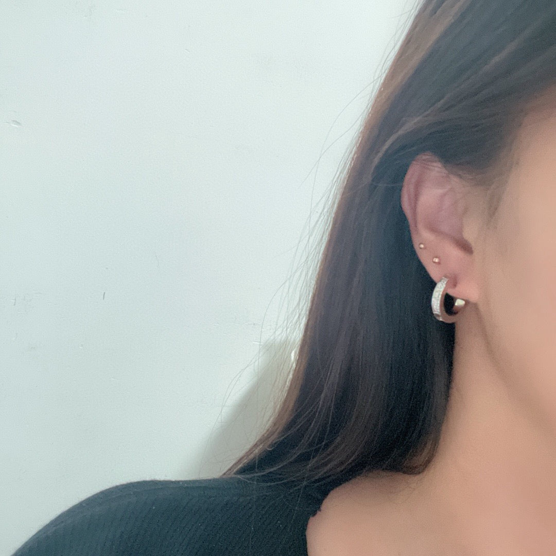 [LUXE JEWELRY] LOVE 5.5MM DIAMOND PAVED EARRINGS
