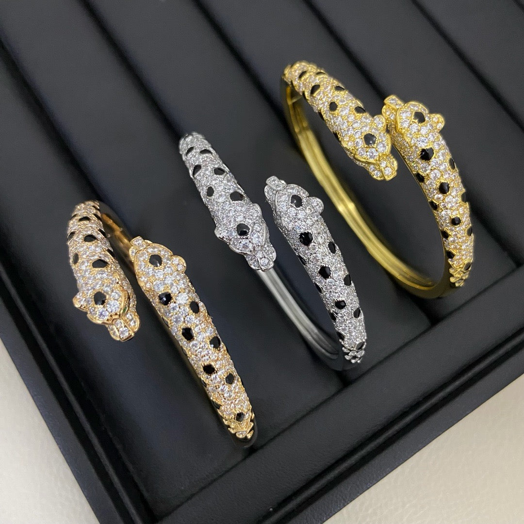 [LUXE JEWELRY] PANTHERE DOUBLE HEADED HALF DIAMOND OPEN BRACELET