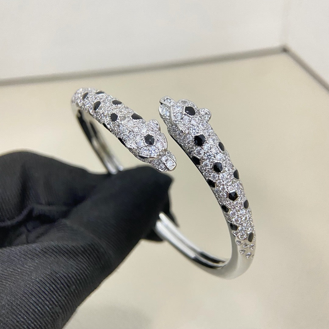 [LUXE JEWELRY] PANTHERE DOUBLE HEADED HALF DIAMOND OPEN BRACELET