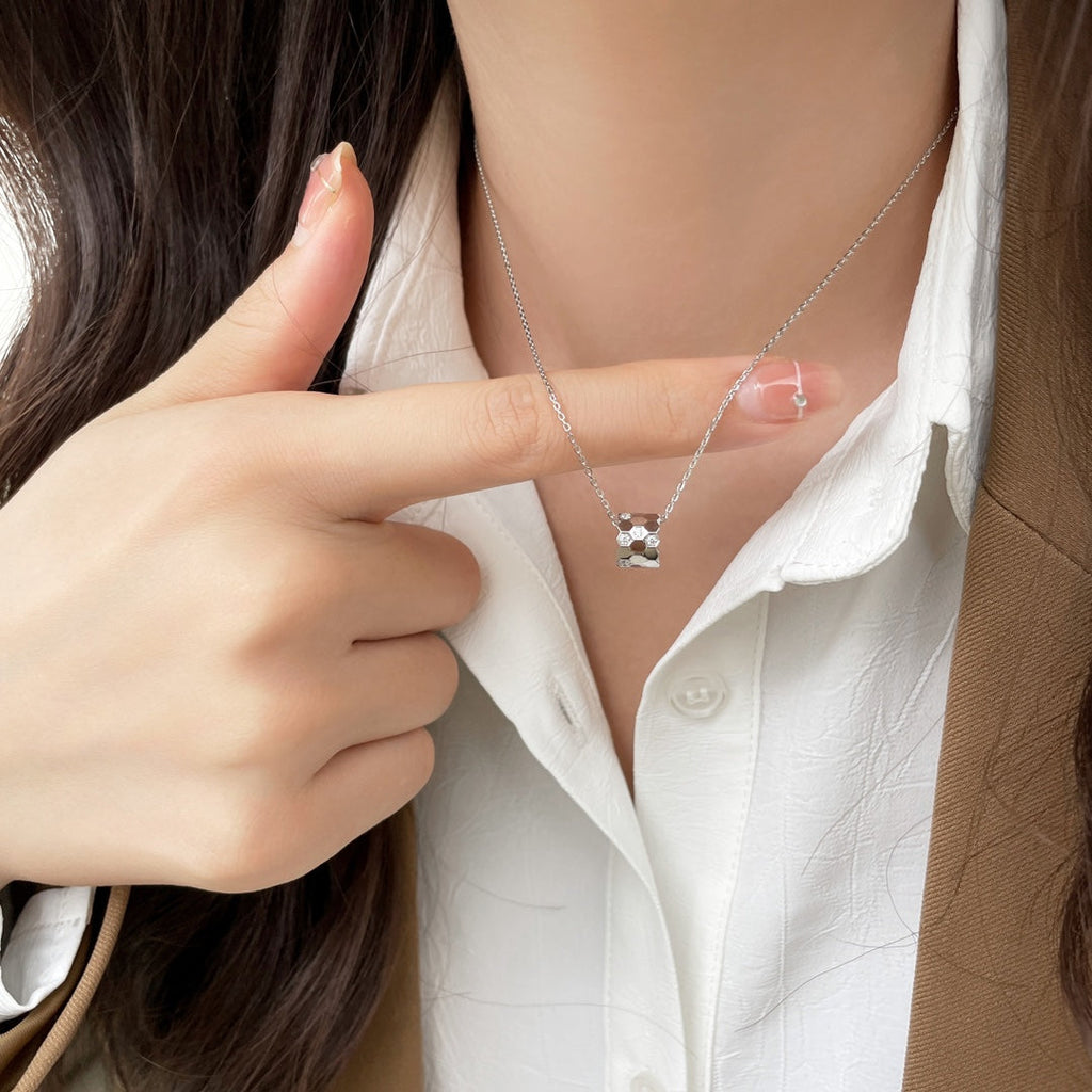 [LUXE JEWELRY]BEE MINI PEDANT DIAMOND NECKLACE