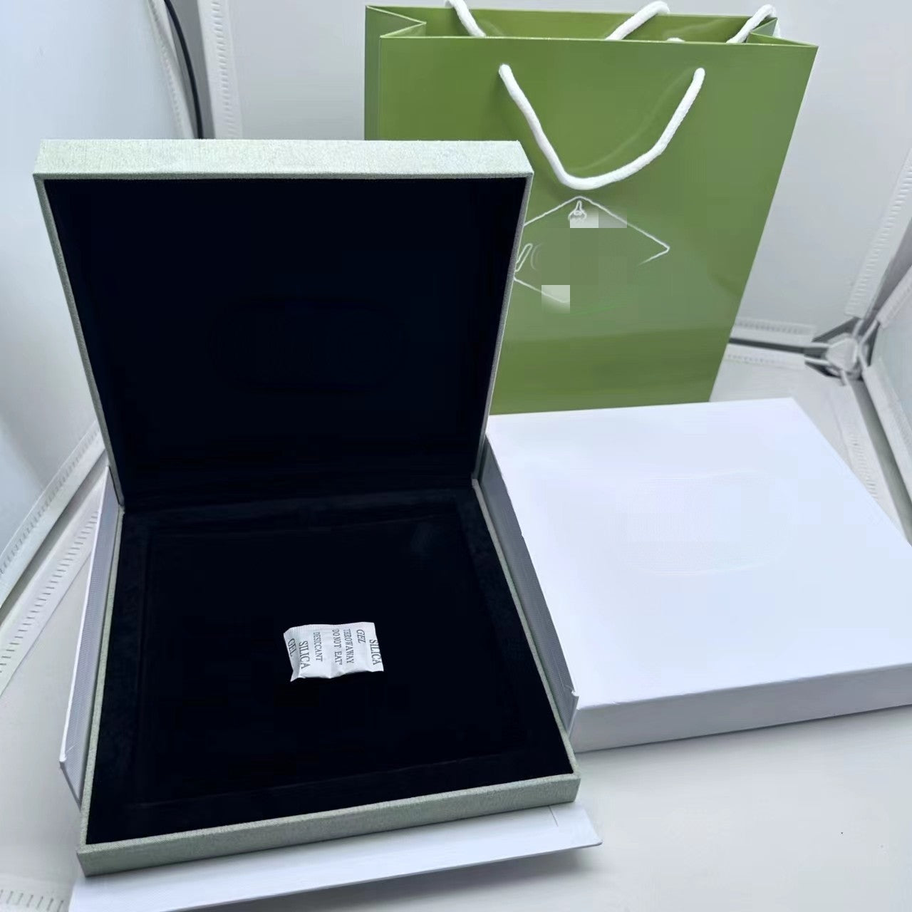 [LUXE] VA CLOVER BOX GIFT BAG