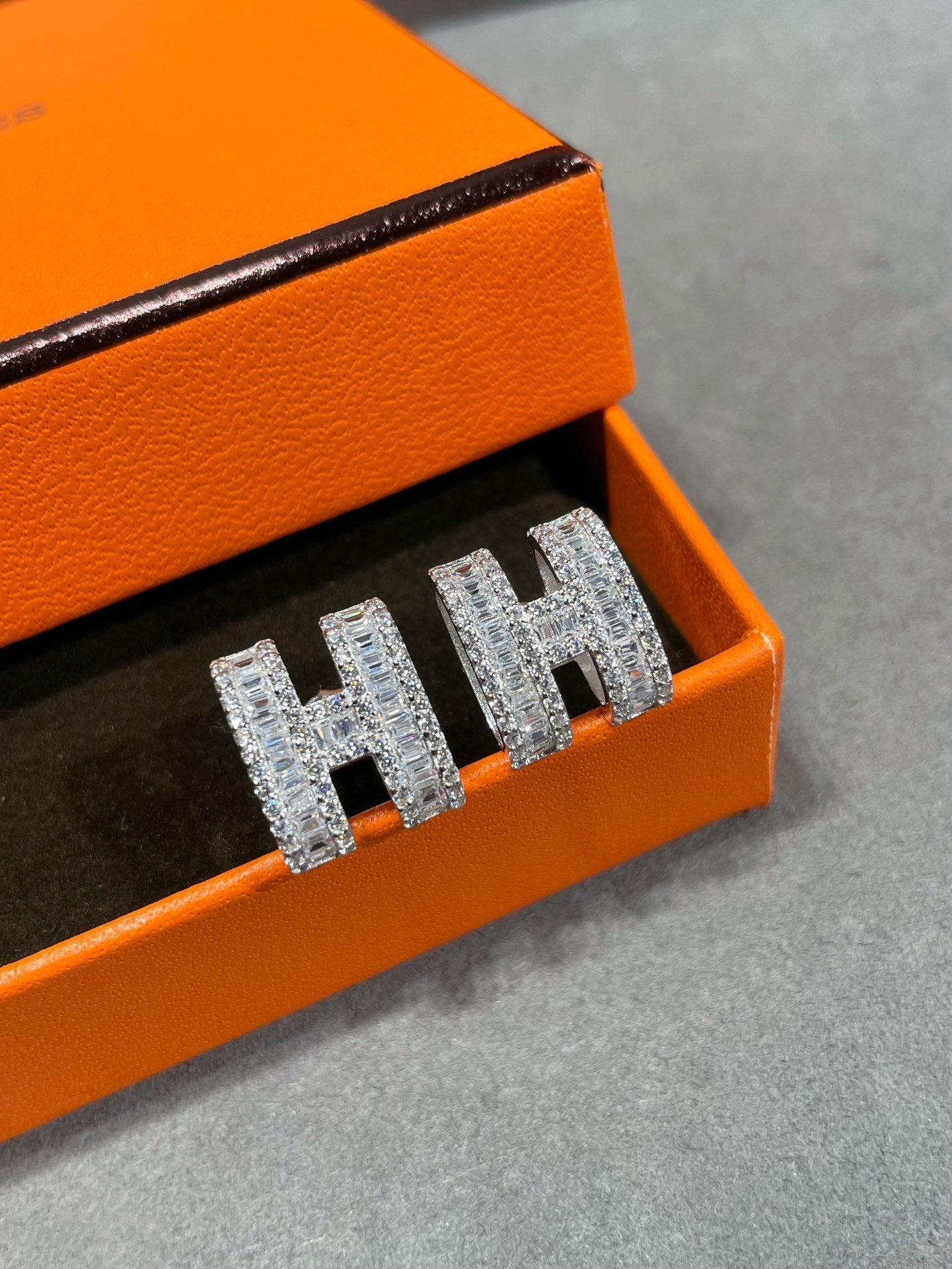 [LUXE JEWELRY]H STUD EARRINGS WITH SILVER DIAMONDS