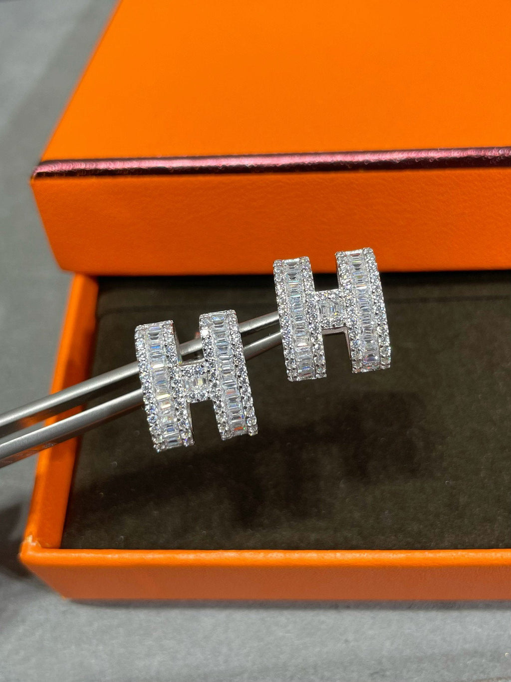 [LUXE JEWELRY]H STUD EARRINGS WITH SILVER DIAMONDS