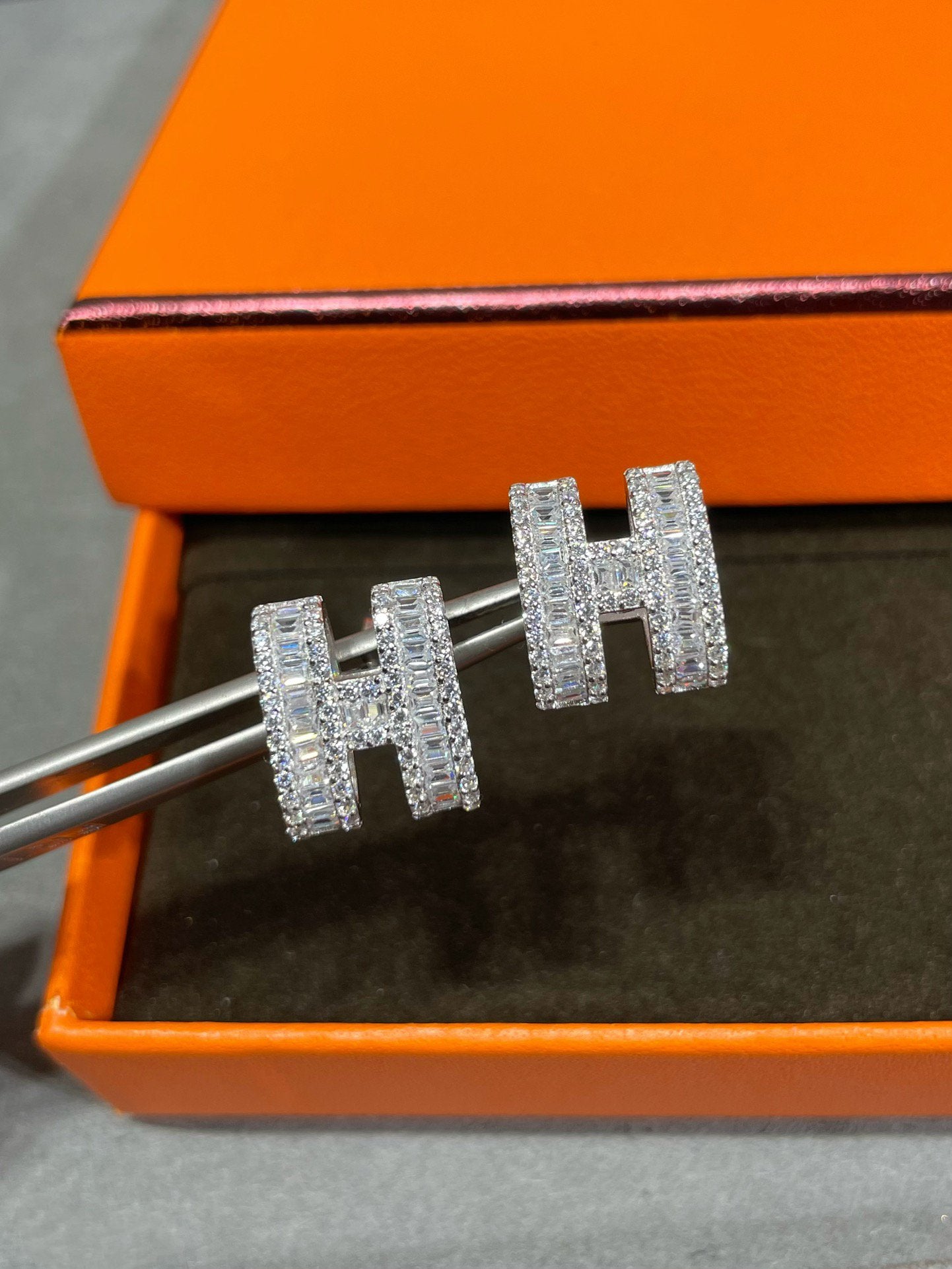 [LUXE JEWELRY]H STUD EARRINGS WITH SILVER DIAMONDS