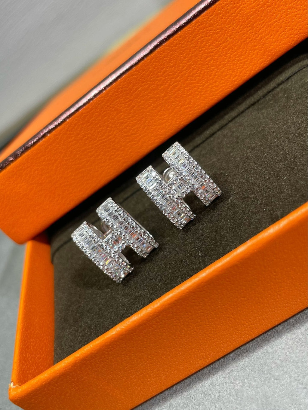 [LUXE JEWELRY]H STUD EARRINGS WITH SILVER DIAMONDS