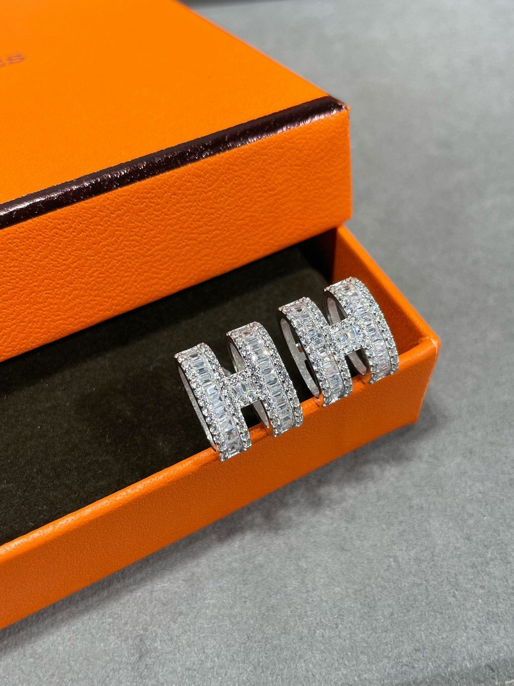 [LUXE JEWELRY]H STUD EARRINGS WITH SILVER DIAMONDS