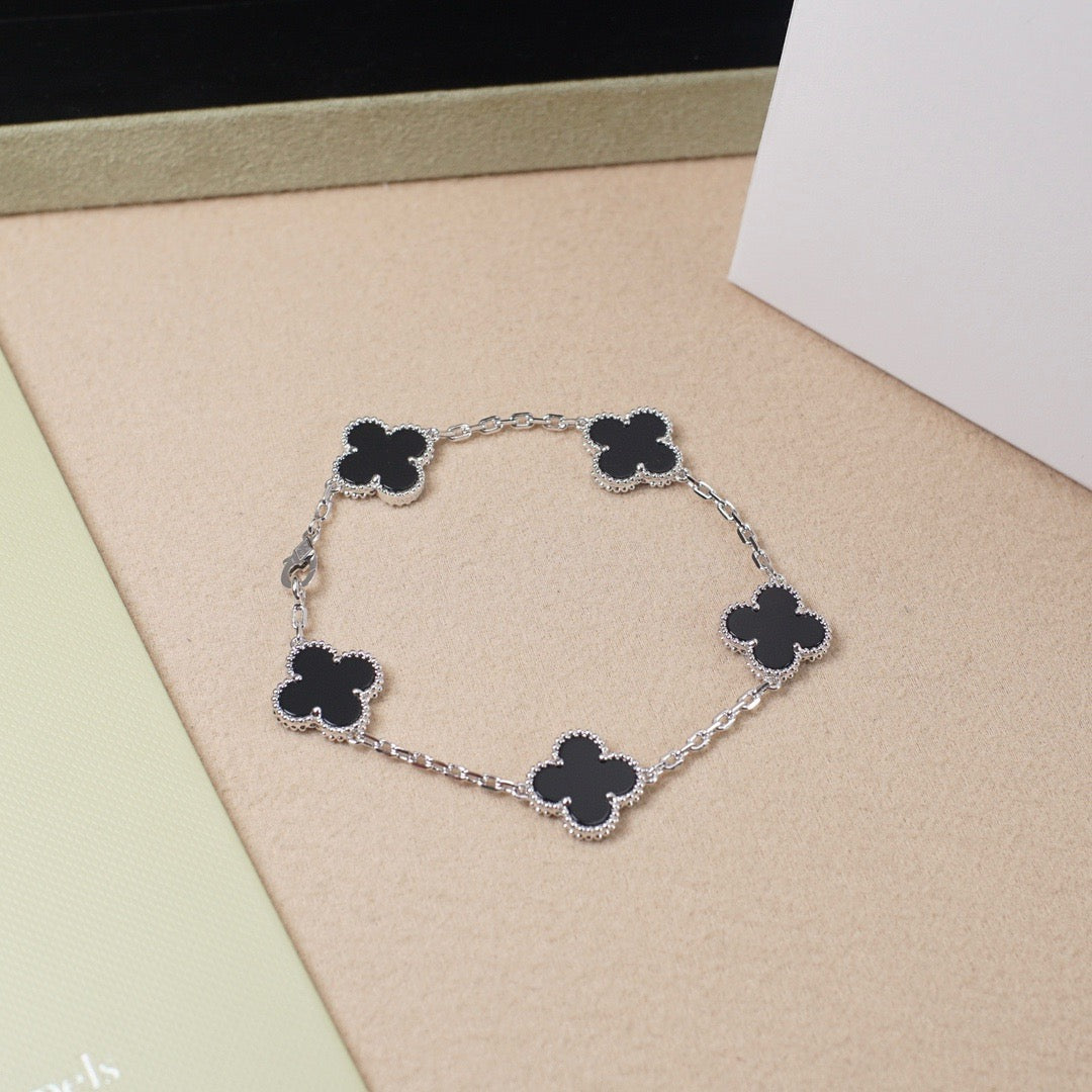 [LUXE JEWELRY] CLOVER 5 MOTIF ONYXS BRACELET COLLECTION