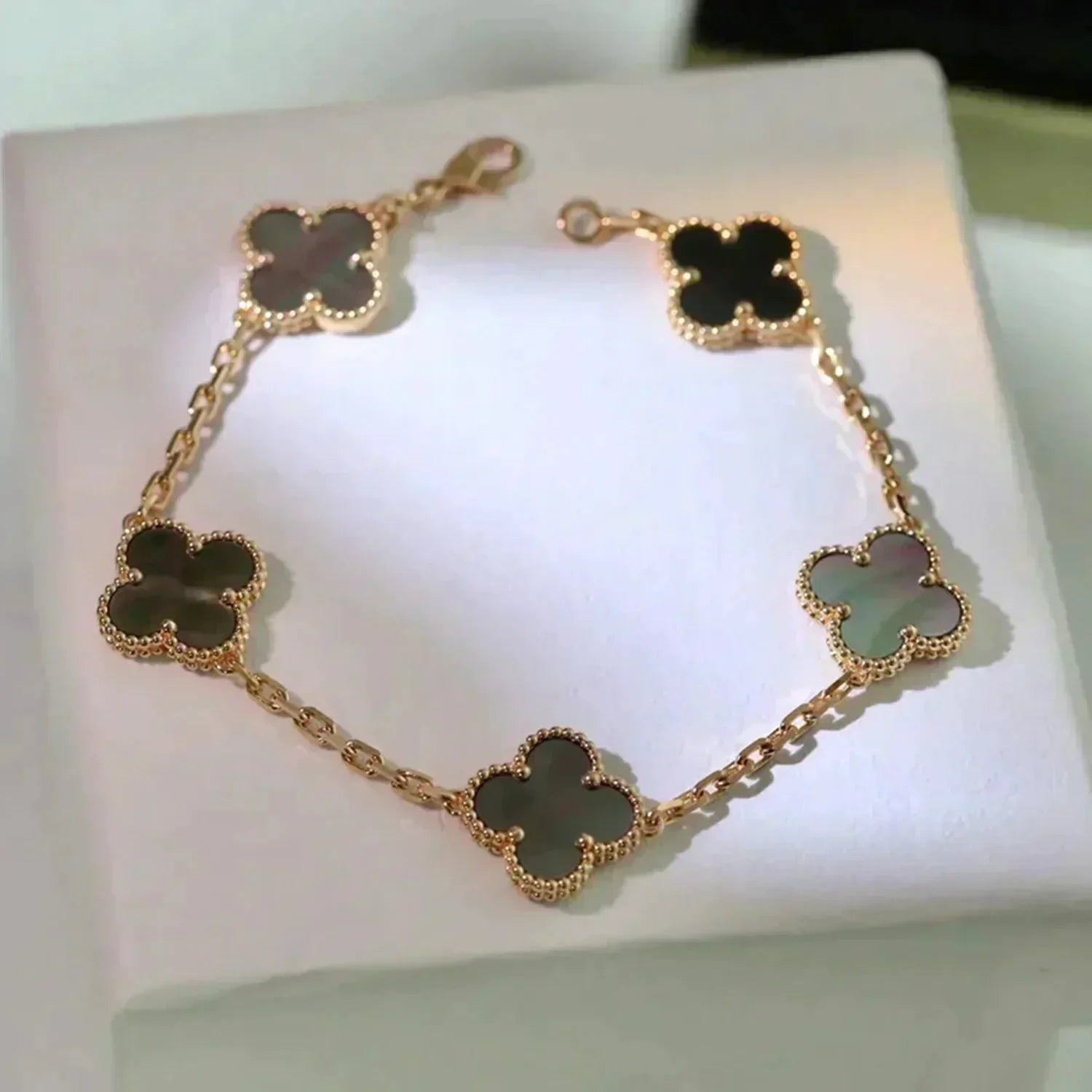 [LUXE JEWELRY] CLOVER 5 MOTIF GRAY MOP BRACELET COLLECTION