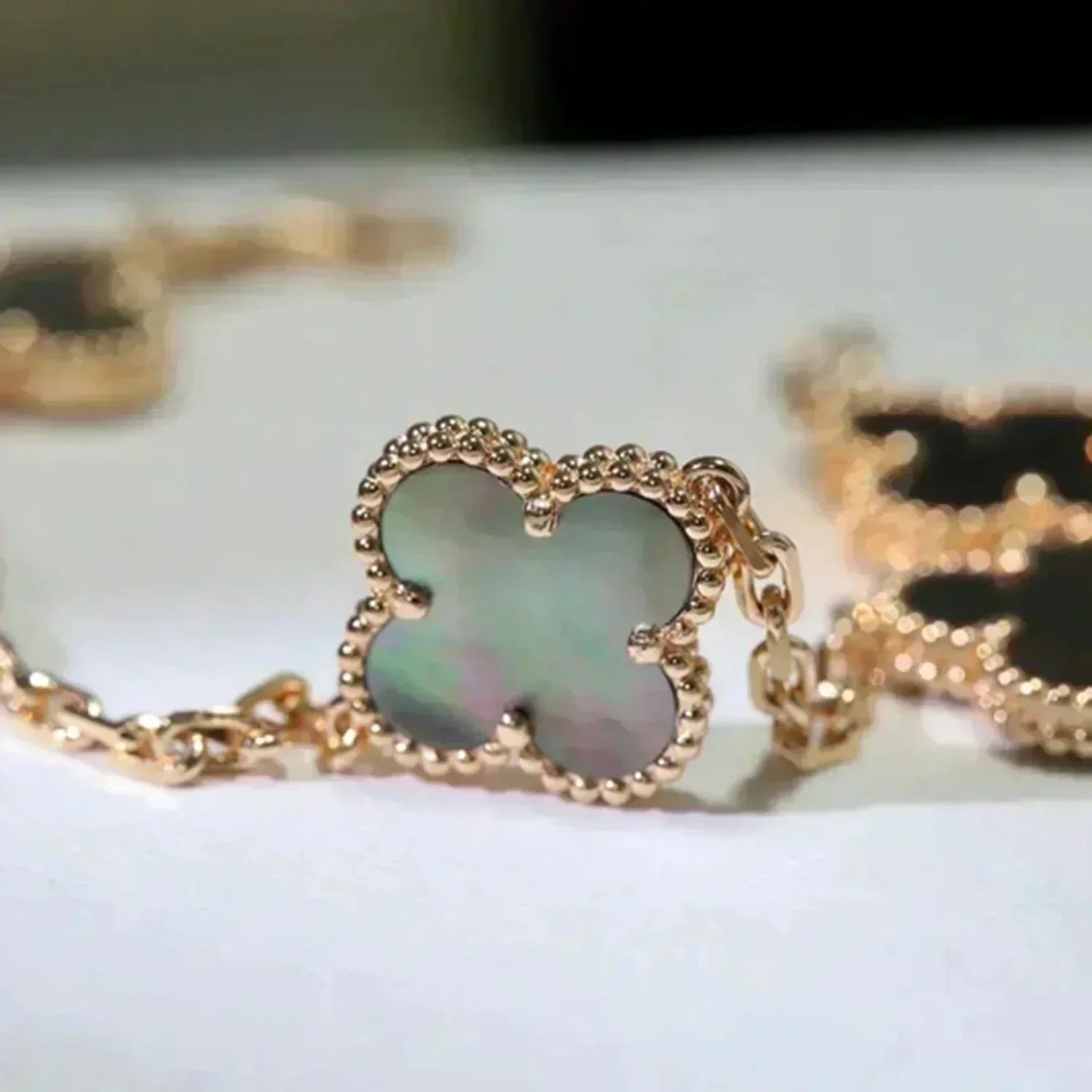 [LUXE JEWELRY] CLOVER 5 MOTIF GRAY MOP BRACELET COLLECTION
