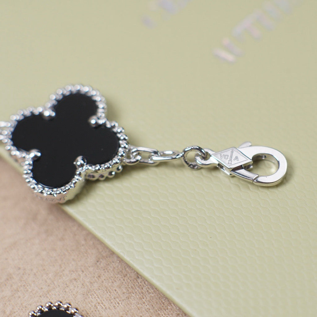 [LUXE JEWELRY] CLOVER 5 MOTIF ONYXS BRACELET COLLECTION