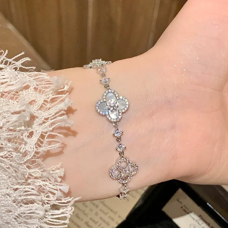 [LUXE JEWELRY]CLOVER 5 MOTIF PINK BLUE RED WHITE BRACELET