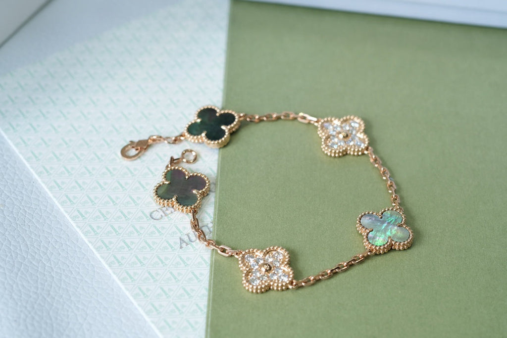 [LUXE JEWELRY] CLOVER 5 MOTIF GRAY MOP BRACELET COLLECTION
