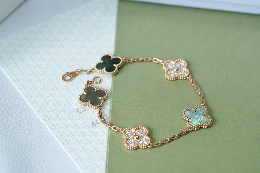 [LUXE JEWELRY] CLOVER 5 MOTIF GRAY MOP BRACELET COLLECTION