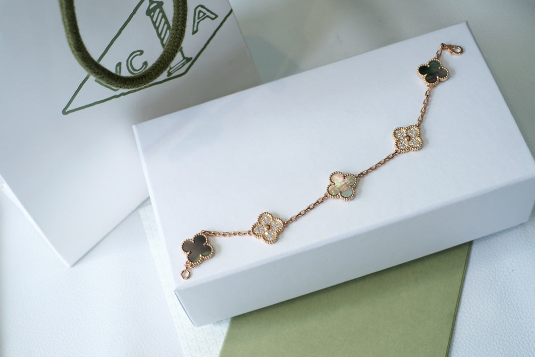 [LUXE JEWELRY] CLOVER 5 MOTIF GRAY MOP BRACELET COLLECTION