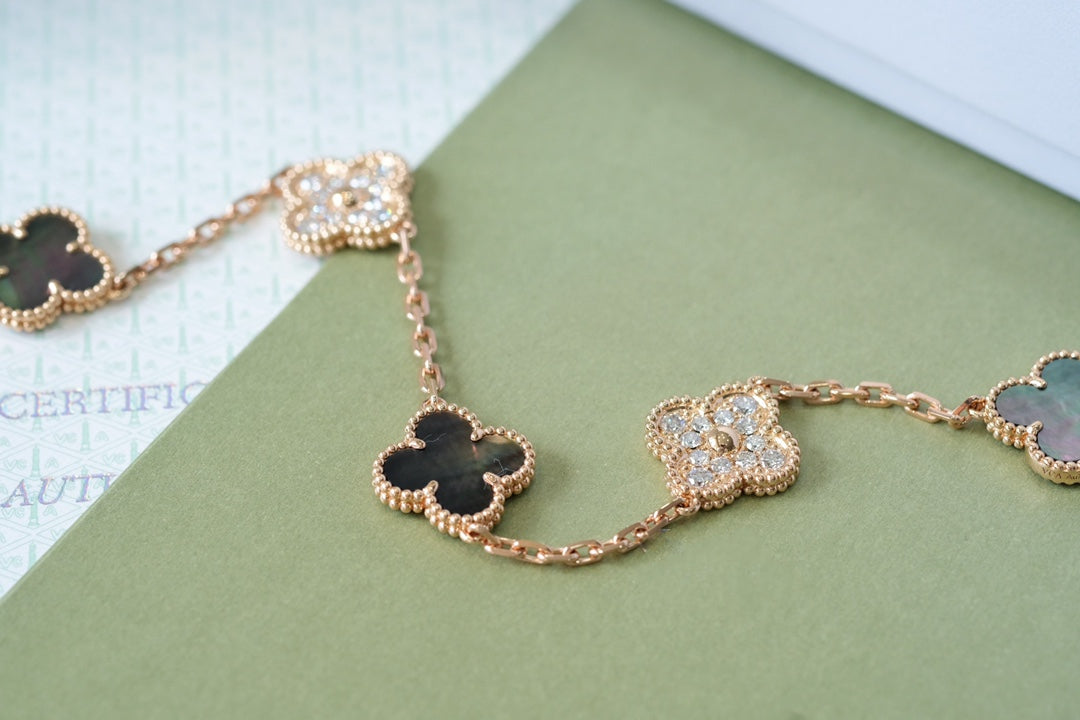[LUXE JEWELRY] CLOVER 5 MOTIF GRAY MOP BRACELET COLLECTION