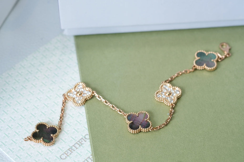 [LUXE JEWELRY] CLOVER 5 MOTIF GRAY MOP BRACELET COLLECTION
