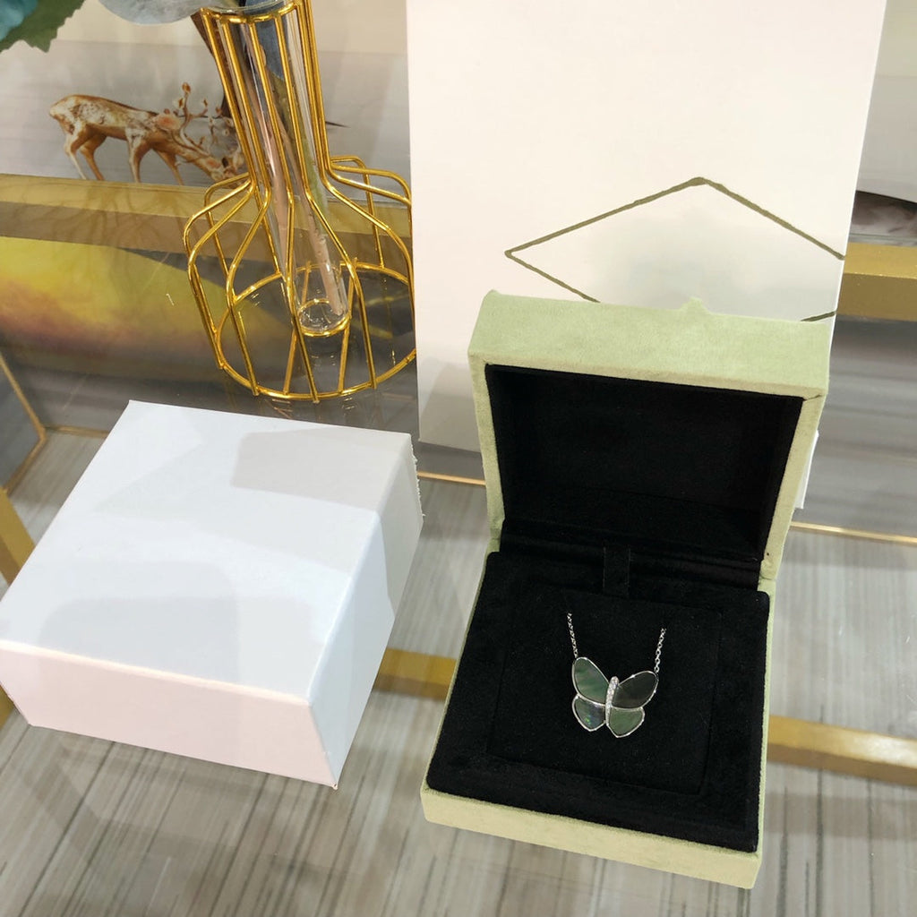 [LUXE JEWELRY]LARGE BUTTERFLY SILVER PENDANT DIAMOND NECKLACE