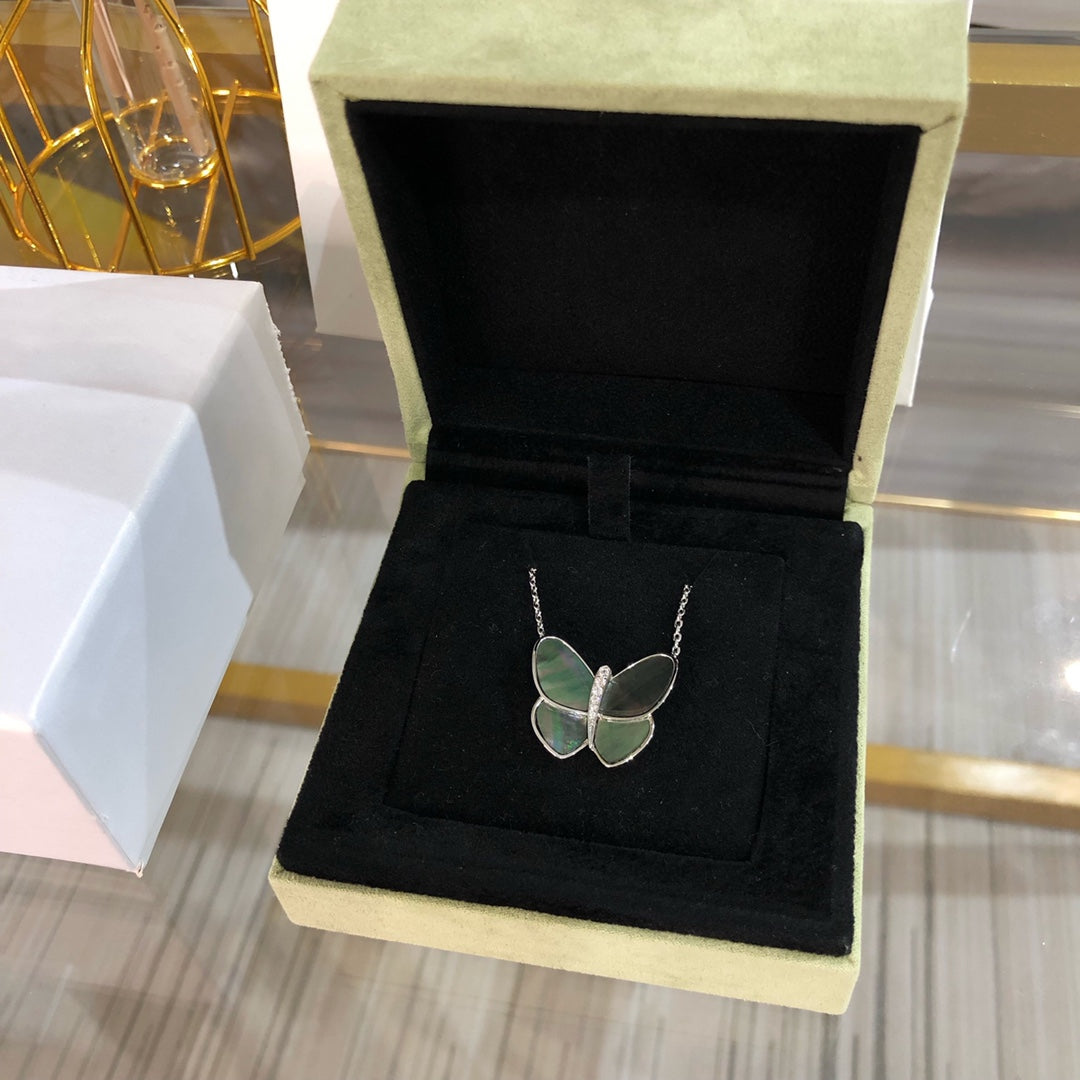 [LUXE JEWELRY]LARGE BUTTERFLY SILVER PENDANT DIAMOND NECKLACE