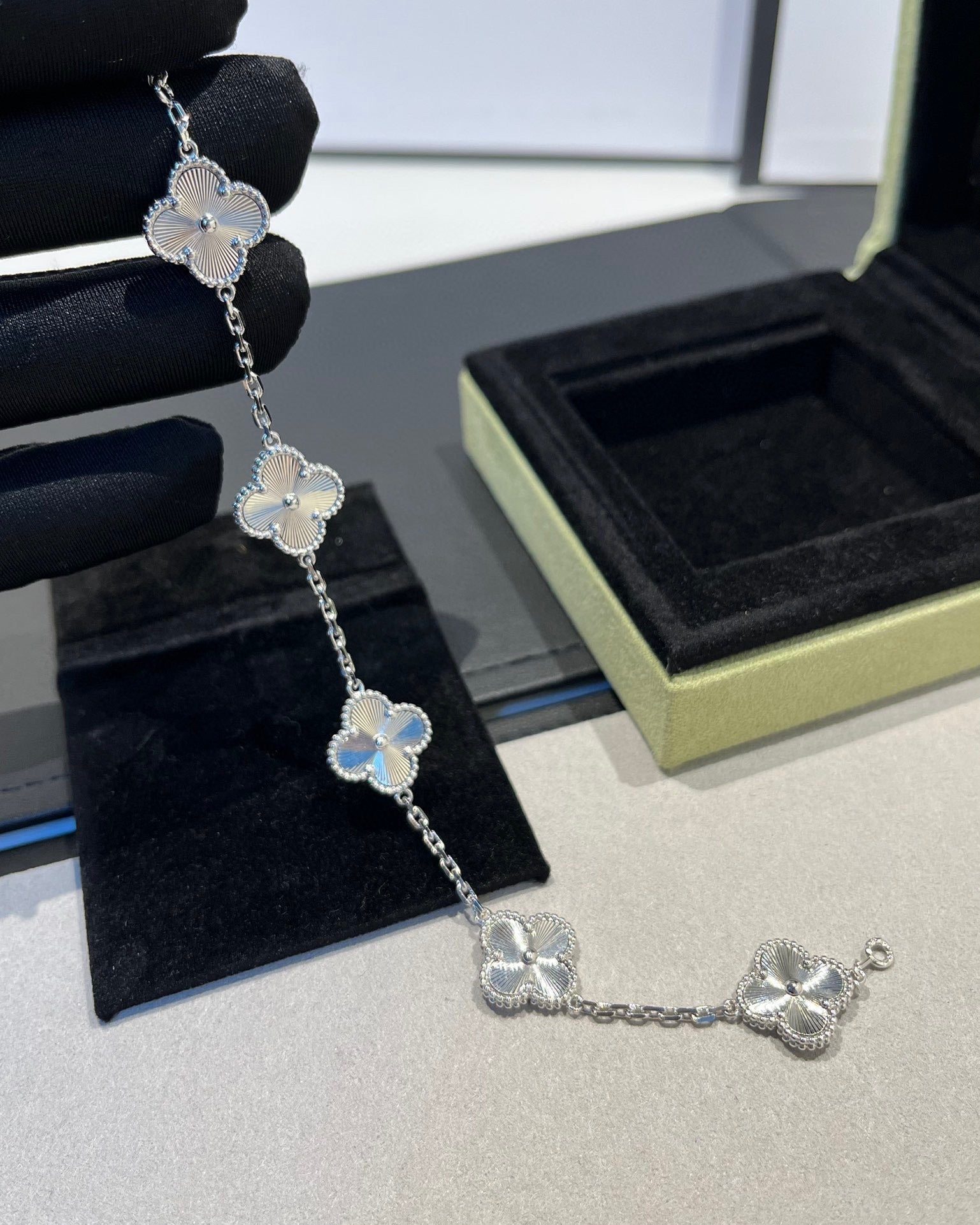 [LUXE JEWELRY] CLOVER 5 MOTIF LASER BRACELET COLLECTION