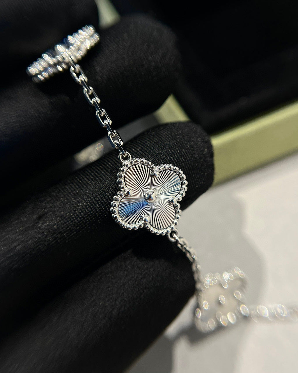 [LUXE JEWELRY] CLOVER 5 MOTIF LASER BRACELET COLLECTION