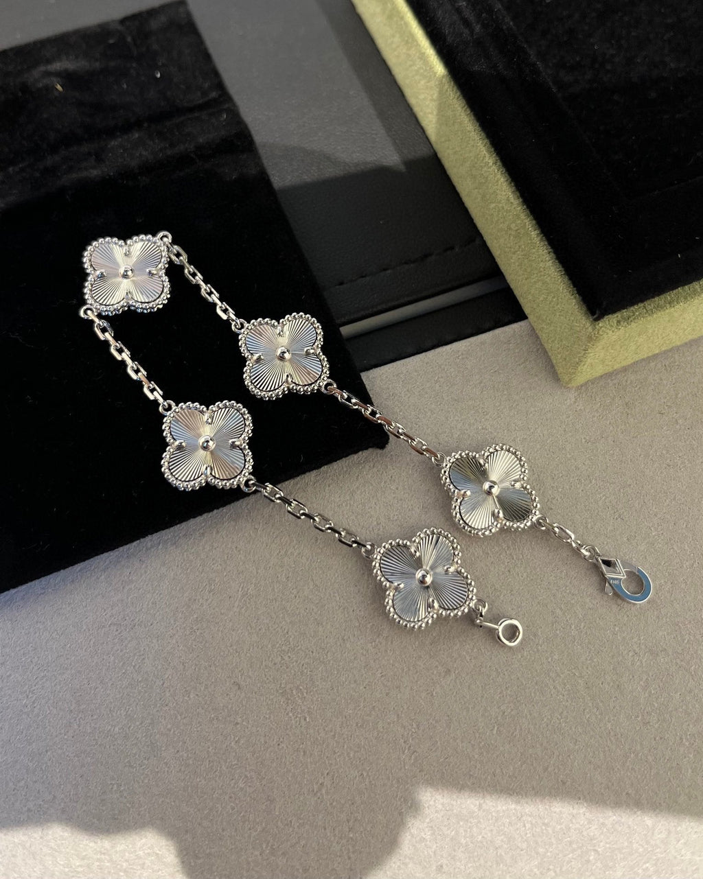 [LUXE JEWELRY] CLOVER 5 MOTIF LASER BRACELET COLLECTION