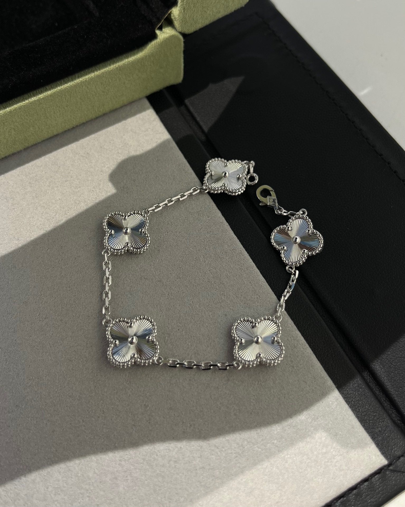 [LUXE JEWELRY] CLOVER 5 MOTIF LASER BRACELET COLLECTION